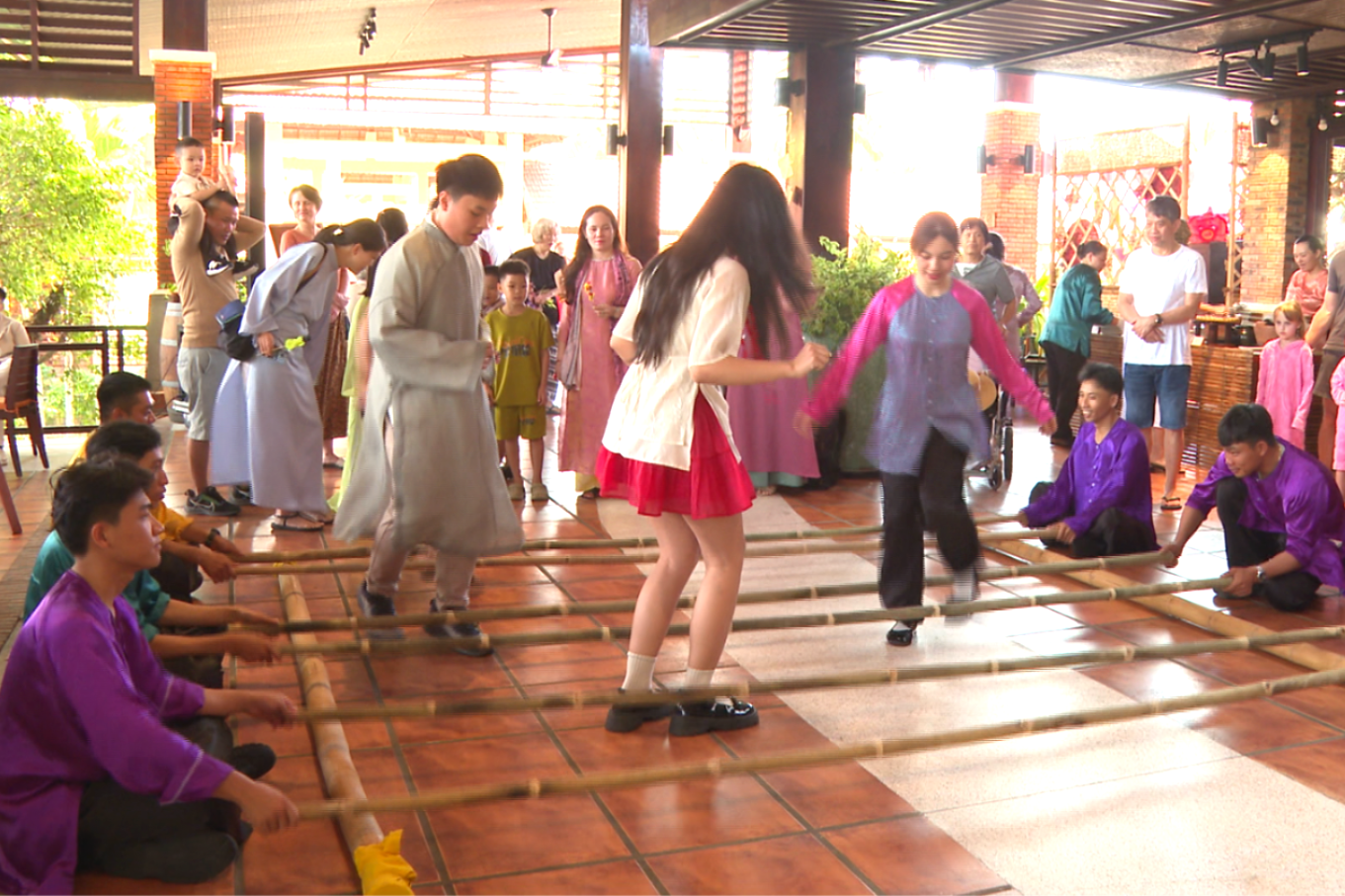 Lâm Đồng: Khách quốc tế trải nghiệm Tết Việt tại Mũi Né