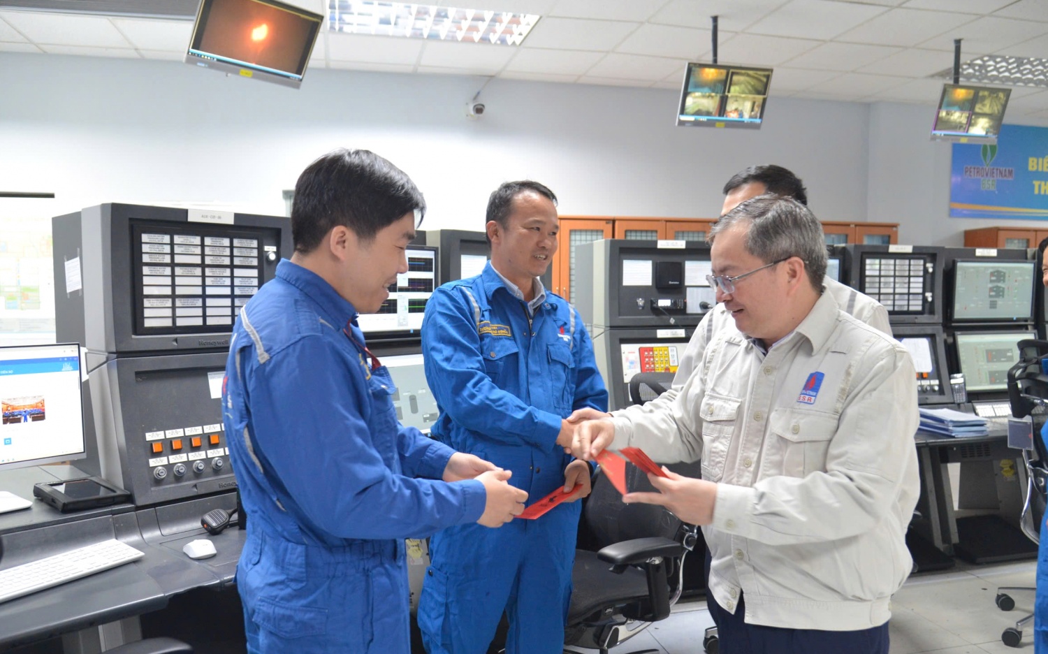 Người lao động BSR hăng say lao động ngày Tết vì dòng chảy năng lượng quốc gia Người lao động BSR hăng say lao động ngày Tết vì dòng chảy năng lượng quốc gia