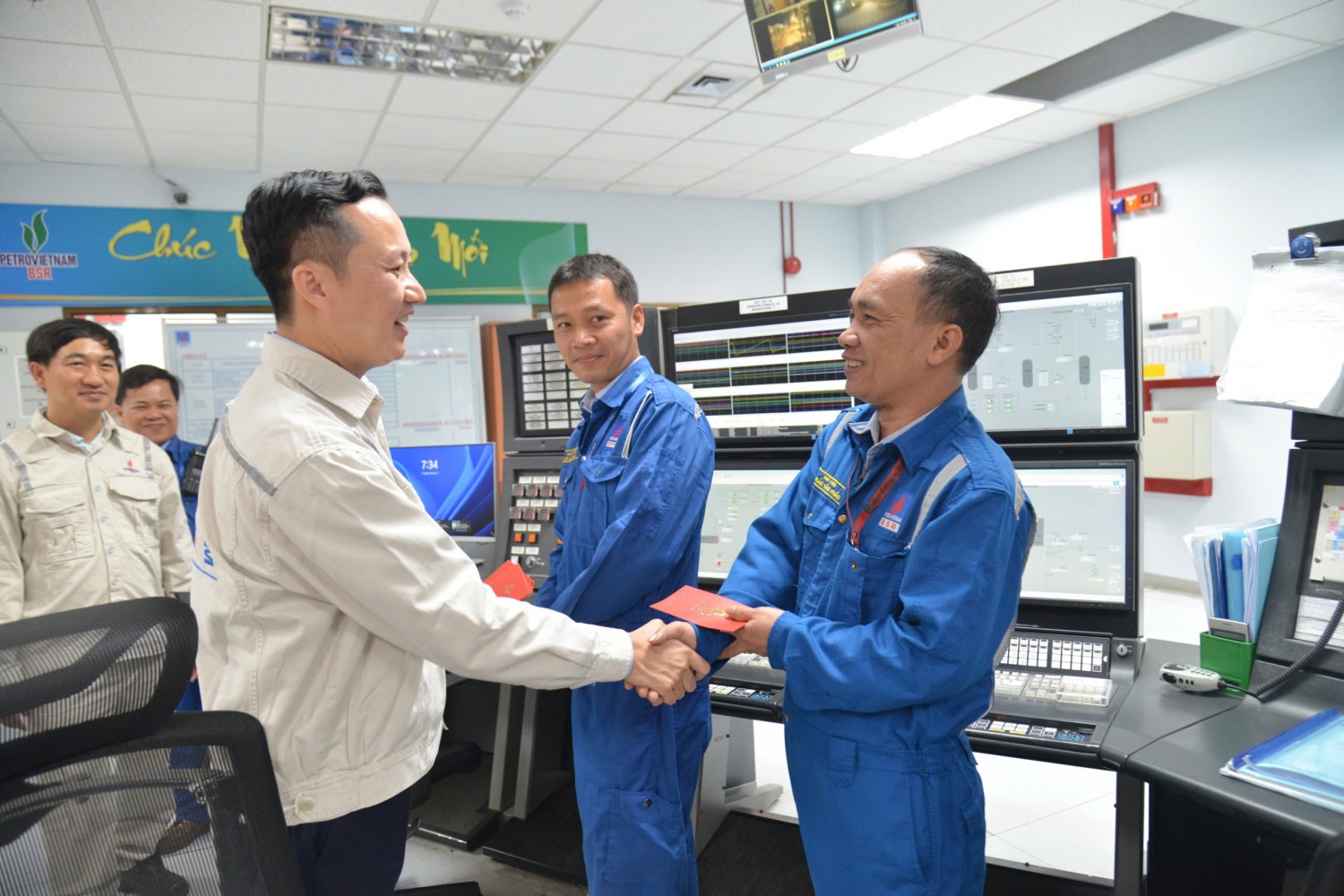 Người lao động BSR hăng say lao động ngày Tết vì dòng chảy năng lượng quốc gia Người lao động BSR hăng say lao động ngày Tết vì dòng chảy năng lượng quốc gia