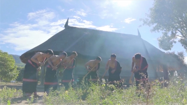 Đinh tút thì thầm gọi Xuân