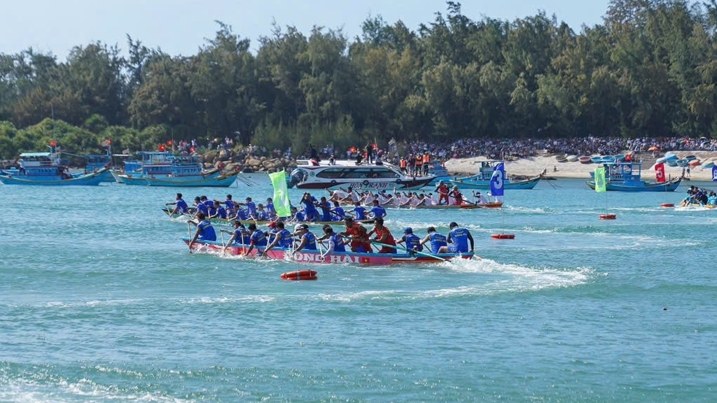 Lâm Đồng: Phú Quý rộn ràng hội đua thuyền đầu xuân