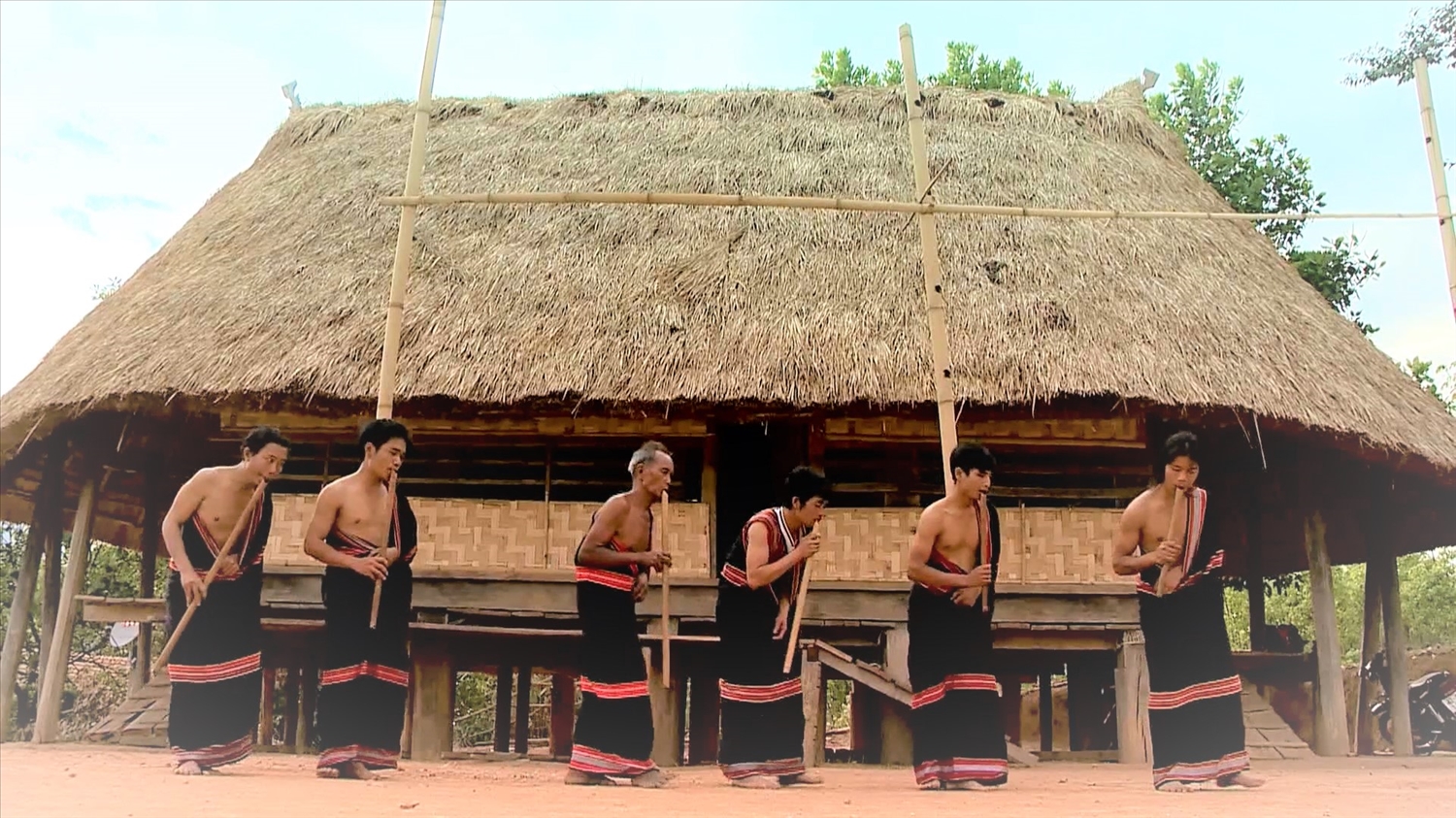 Đinh tút thì thầm gọi Xuân Đinh tút thì thầm gọi Xuân