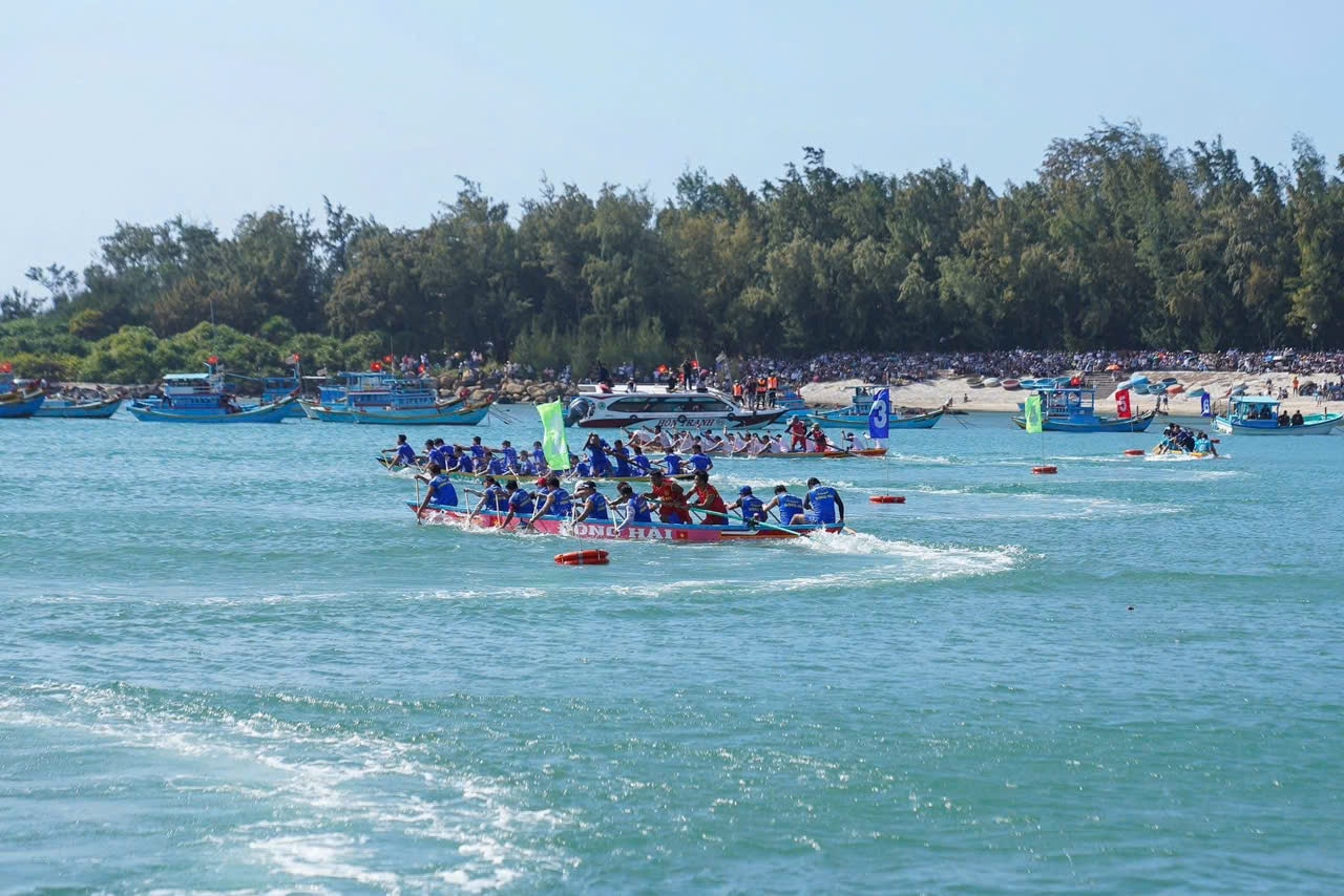 Lâm Đồng: Phú Quý rộn ràng hội đua thuyền đầu xuân