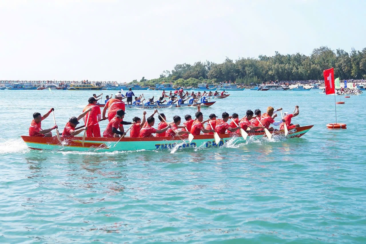 Lâm Đồng: Phú Quý rộn ràng hội đua thuyền đầu xuân