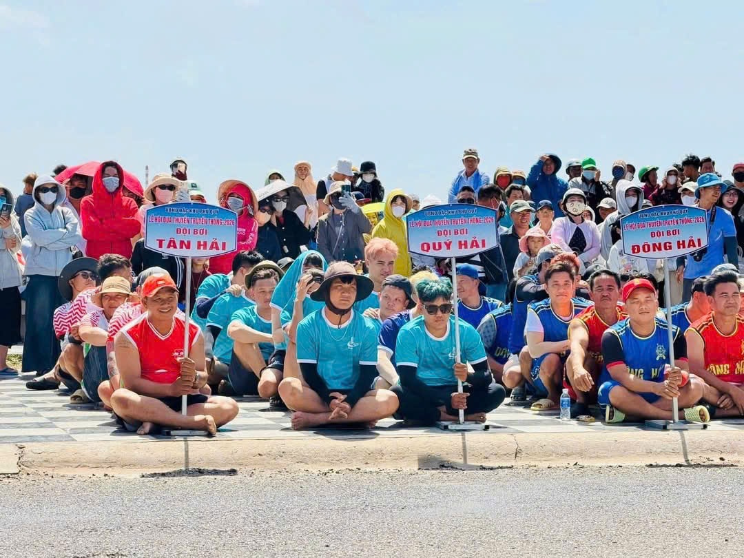 Lâm Đồng: Phú Quý rộn ràng hội đua thuyền đầu xuân