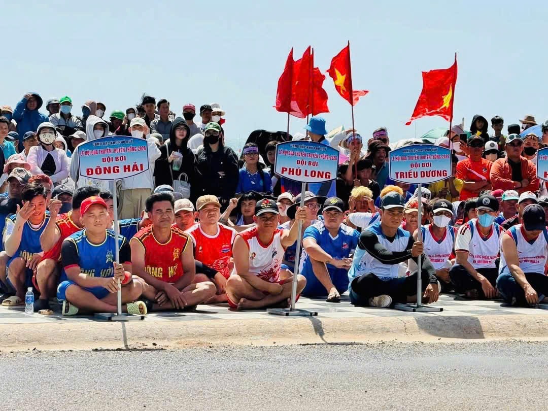 Lâm Đồng: Phú Quý rộn ràng hội đua thuyền đầu xuân