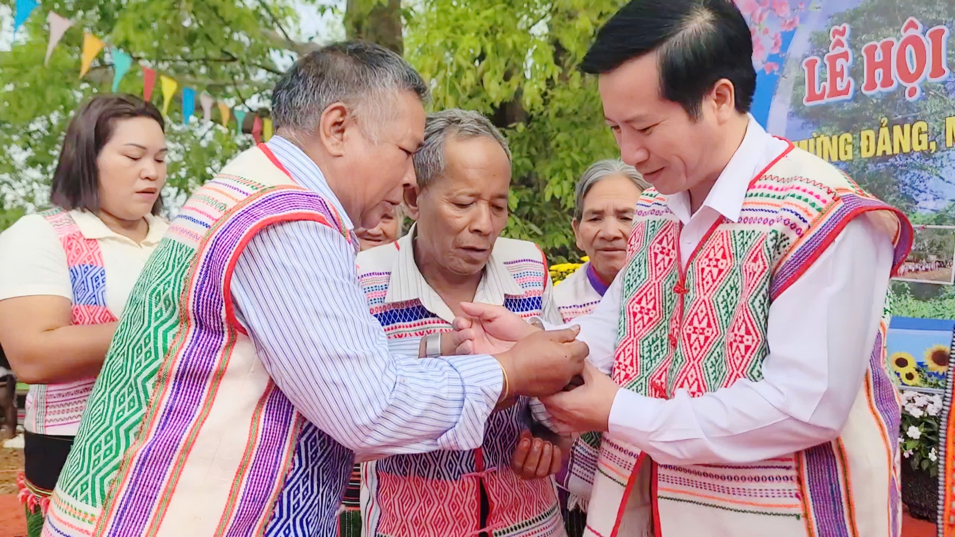 Lễ hội Cúng bến nước ở Lâm Đồng - Bảo vệ và giữ gìn cội nguồn của sự sống Lễ hội Cúng bến nước ở Lâm Đồng - Bảo vệ và giữ gìn cội nguồn của sự sống