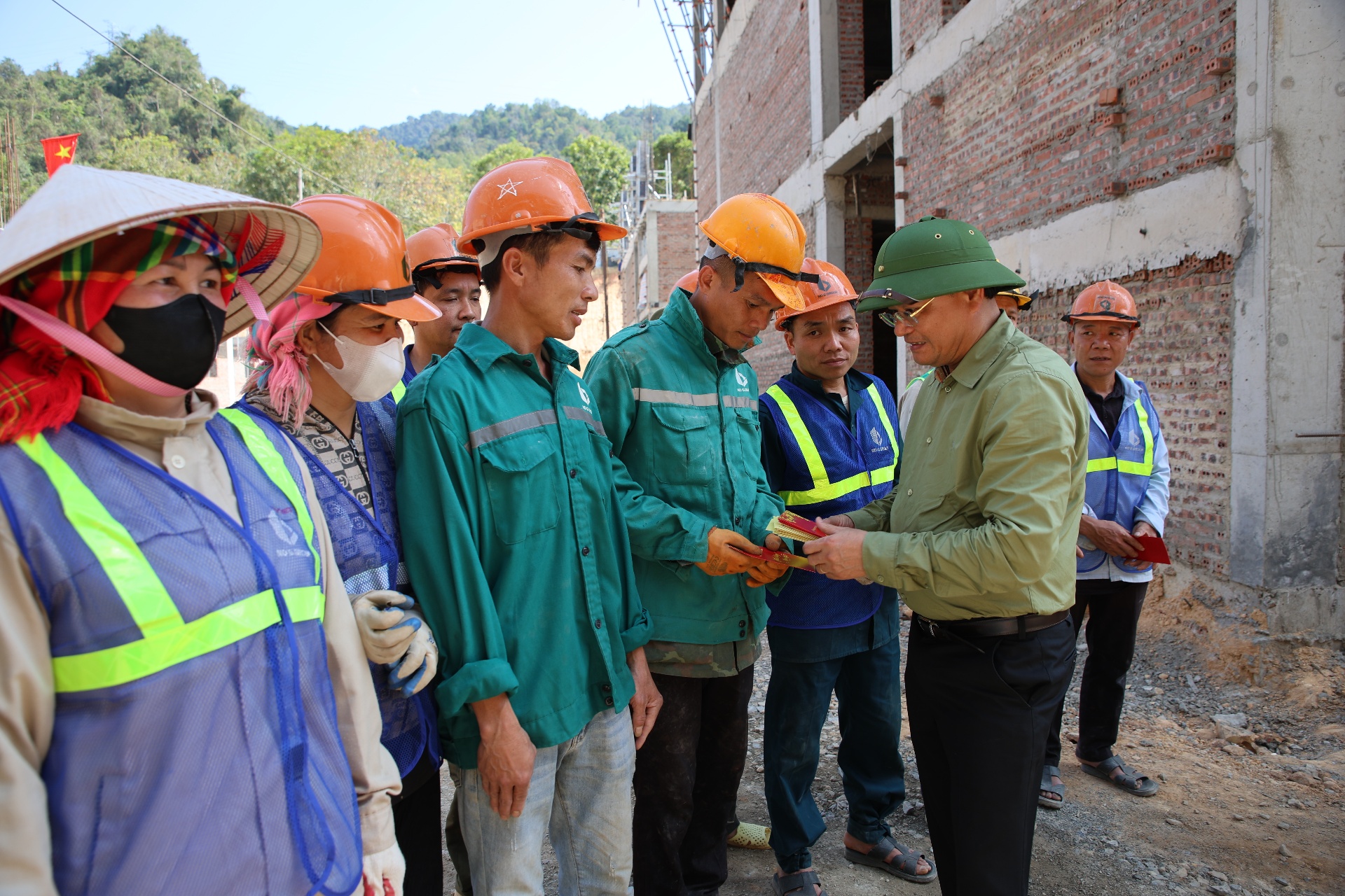 Lai Châu: Bí thư Tỉnh uỷ Lê Minh Ngân thăm, tặng quà công nhân nhân dịp xuân Bính Ngọ 2026