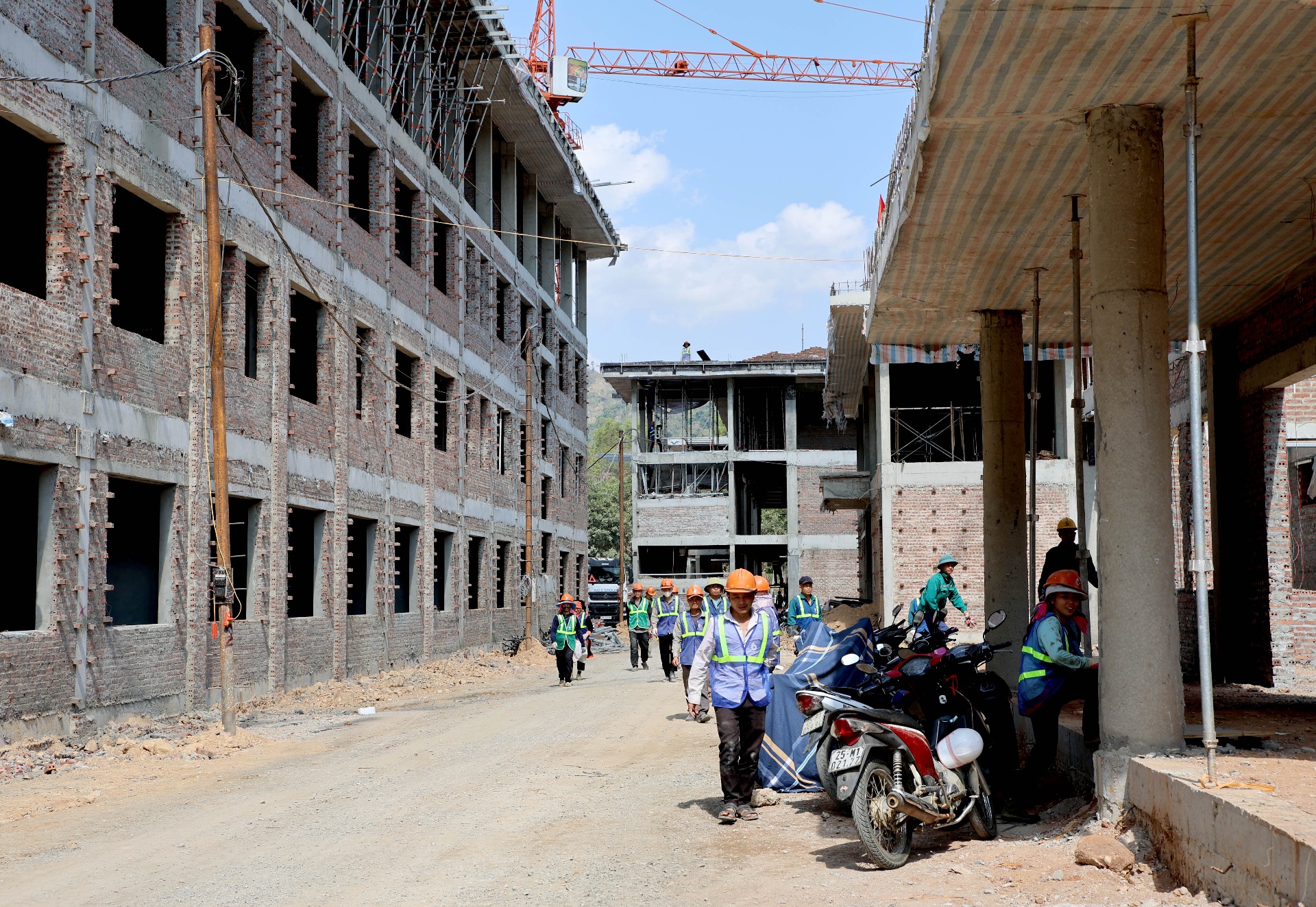 Lai Châu: Bí thư Tỉnh uỷ Lê Minh Ngân thăm, tặng quà công nhân nhân dịp xuân Bính Ngọ 2026