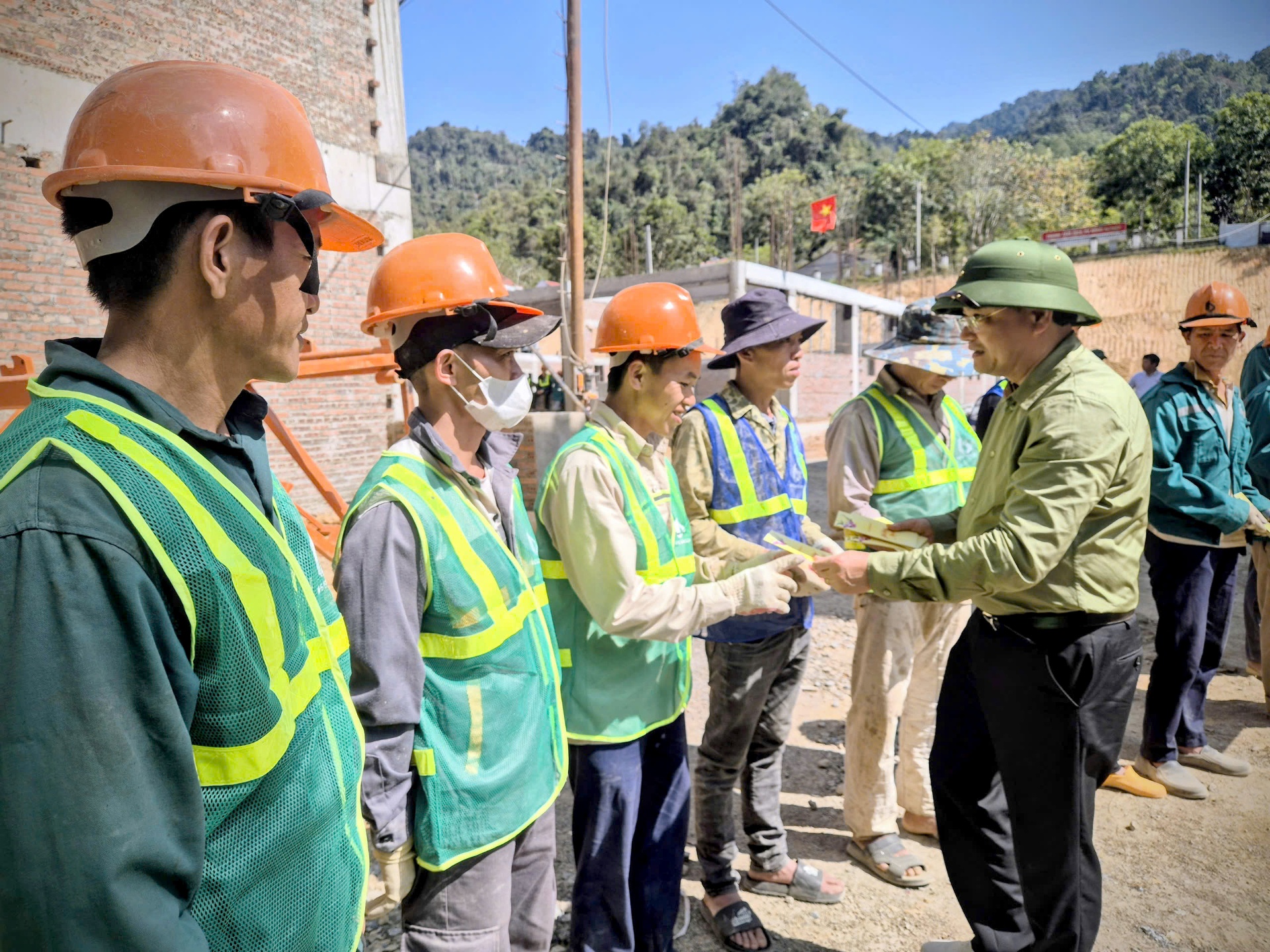 Lai Châu: Bí thư Tỉnh uỷ Lê Minh Ngân thăm, tặng quà công nhân nhân dịp xuân Bính Ngọ 2026