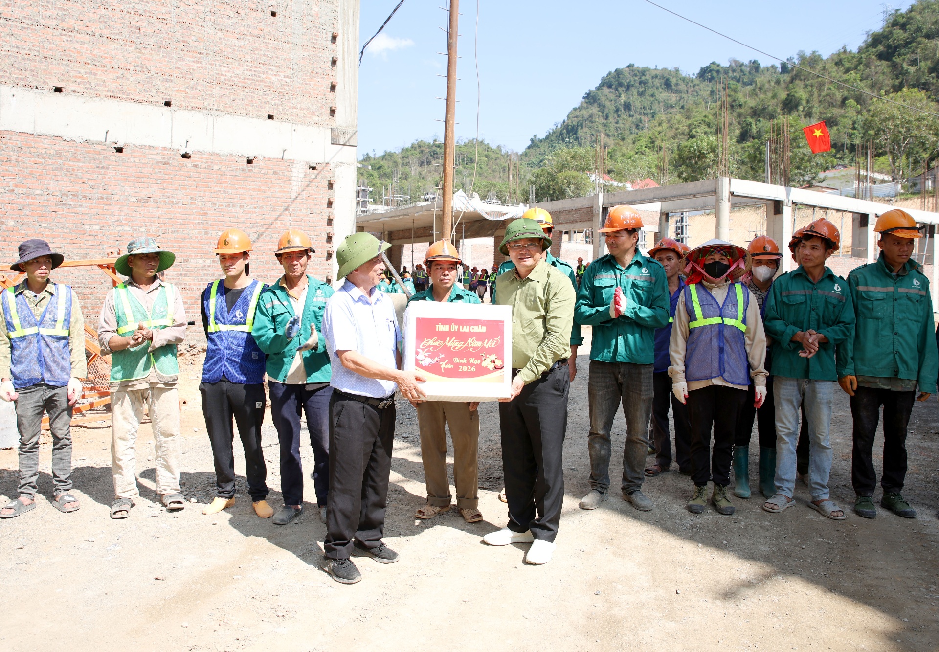 Lai Châu: Bí thư Tỉnh uỷ Lê Minh Ngân thăm, tặng quà công nhân nhân dịp xuân Bính Ngọ 2026
