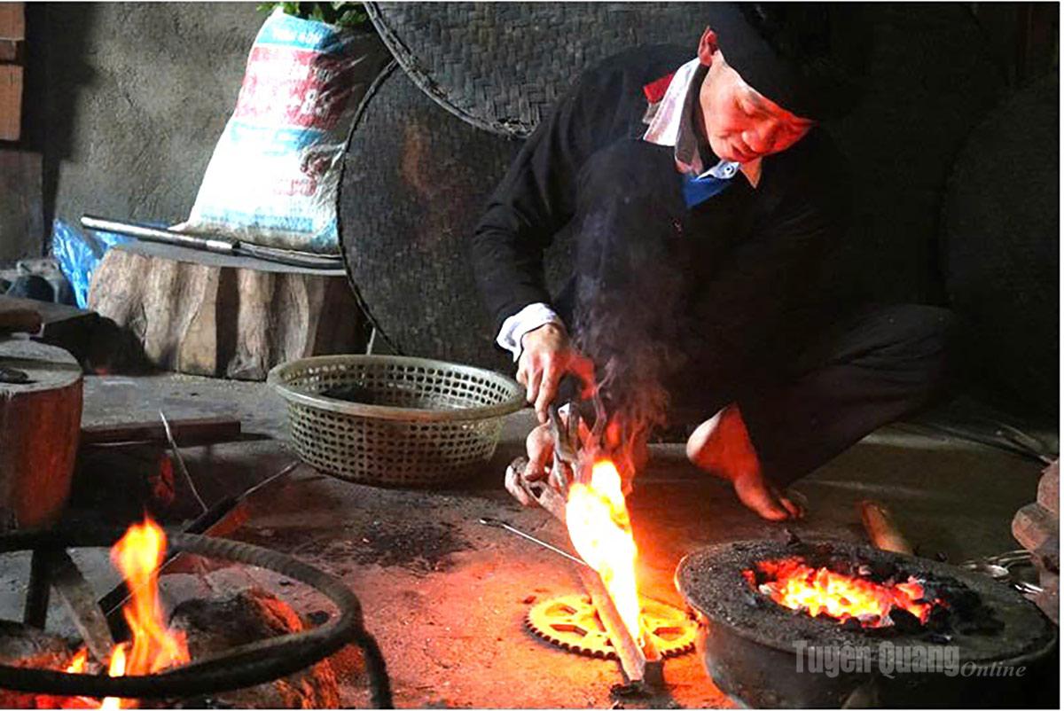 Tuyên Quang: Bảo tồn nghề chạm bạc người Dao ở Cao Bồ Tuyên Quang: Bảo tồn nghề chạm bạc người Dao ở Cao Bồ