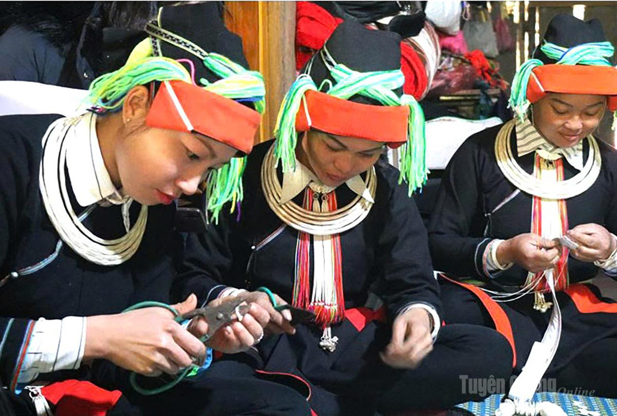 Tuyên Quang: Bảo tồn nghề chạm bạc người Dao ở Cao Bồ Tuyên Quang: Bảo tồn nghề chạm bạc người Dao ở Cao Bồ