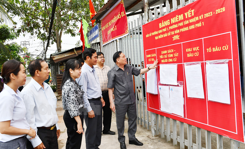 Chủ tịch UBND tỉnh Trần Ngọc Tam kiểm tra thực tế tại Khu phố 1, phường Phú Tân.
