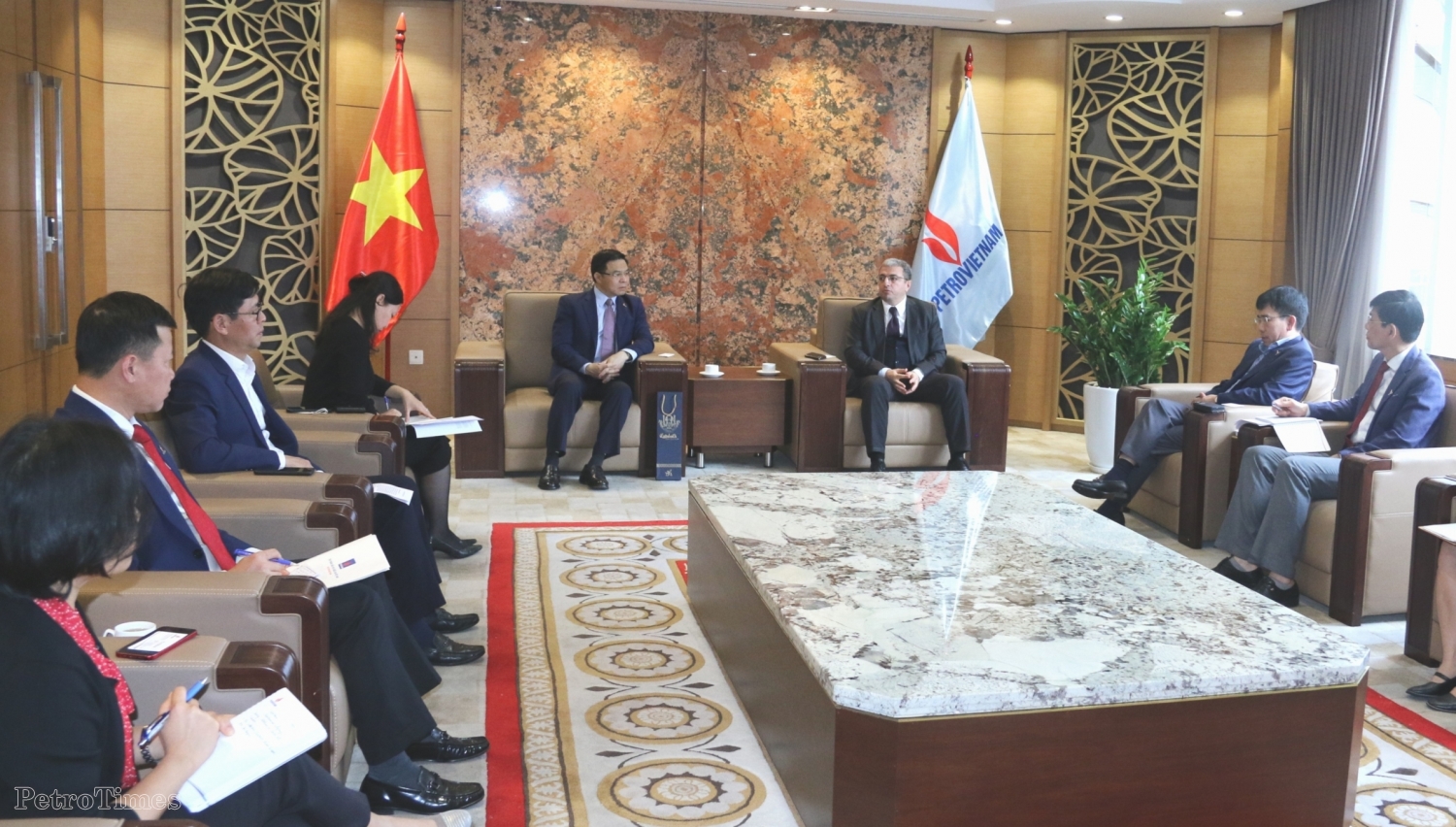 Tổng Giám đốc Petrovietnam Lê Mạnh Hùng tiếp Đại sứ Azerbaijan tại Việt Nam
