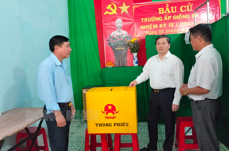 Ủy viên Trung ương Đảng - Bí thư Tỉnh ủy Lê Đức Thọ kiểm tra công tác bầu cử tại xã Tân Hào (Giồng Trôm).
