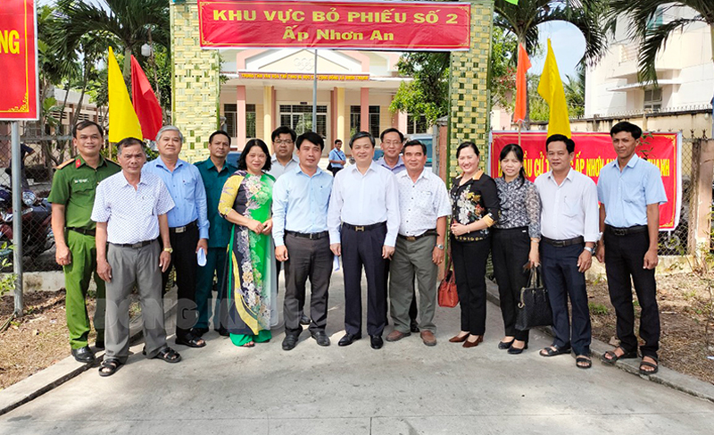 Ủy viên Trung ương Đảng - Bí thư Tỉnh ủy Lê Đức Thọ kiểm tra công tác bầu cử tại xã Nhơn Thạnh (TP. Bến Tre).