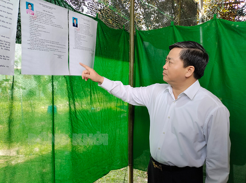 Ủy viên Trung ương Đảng - Bí thư Tỉnh ủy Lê Đức Thọ kiểm tra công tác bầu cử tại xã Thuận Điền (Giồng Trôm).