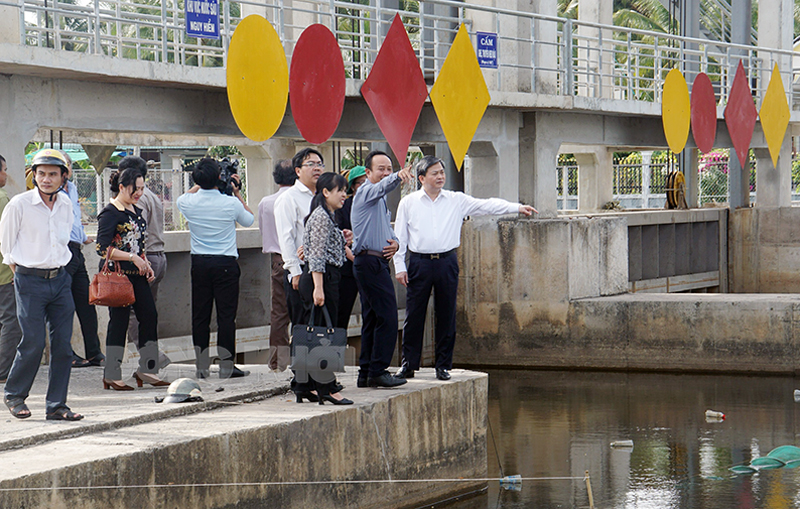 Ủy viên Trung ương Đảng - Bí thư Tỉnh ủy Lê Đức Thọ khảo sát công trình cống ngăn mặn Cống Cầu Kênh (Giồng Trôm).