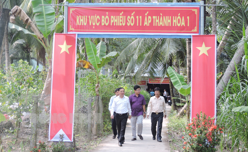 Kiểm tra công tác bầu cử Chủ tịch UBND tỉnh Trần Ngọc Tam chỉ đạo các địa phương nhắc nhở bà con nhân dân treo cờ Tổ quốc.