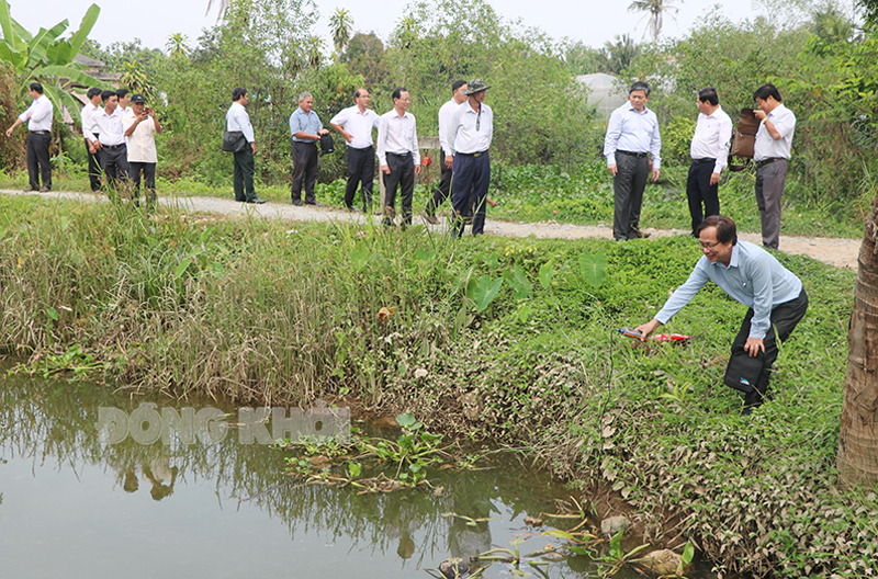 Đo độ mặn trong nước tại cống Thanh Trung, xã Hưng Khánh Trung B huyện Chợ Lách.