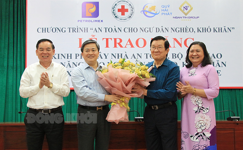 Bí thư Tỉnh ủy Lê Đức Thọ trao hoa chúc mừng và cảm ơn Nguyên Chủ tịch nước Trương Tấn Sang.