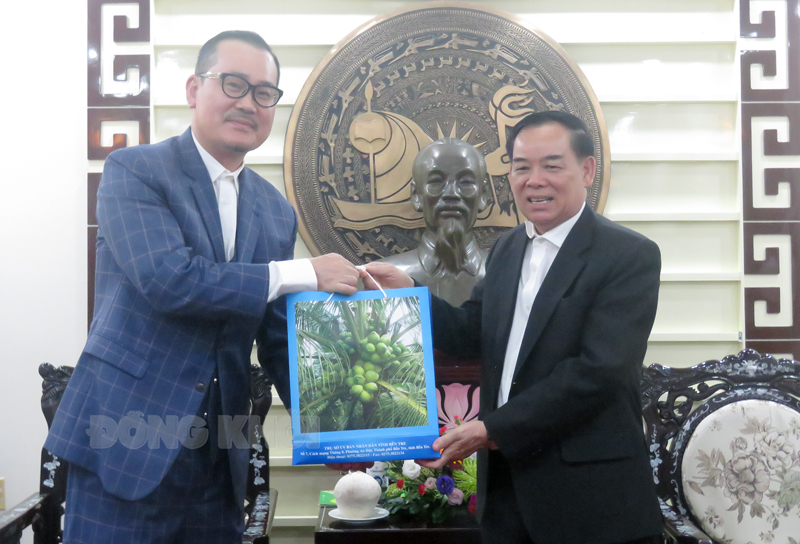 Chủ tịch UBND tỉnh Trần Ngọc Tam trao quà đặc sản Bến Tre cho ông Lee Kwang Soo.