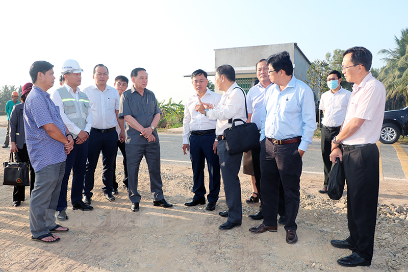 Chủ tịch UBND tỉnh Trần Ngọc Tam (hàng đầu, thứ tư từ trái qua) khảo sát thực địa công trình cầu Rạch Miễu 2.