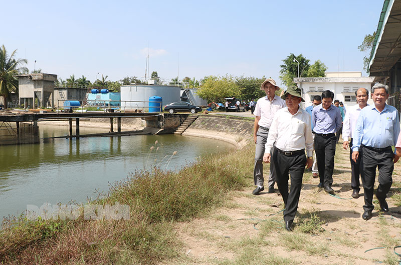 Chủ tịch UBND tỉnh Trần Ngọc Tam khảo sát tình hình cấp nước tại Nhà máy nước Sơn Đông, TP. Bến Tre.