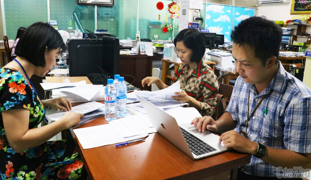 Các thành viên Đoàn kiểm tra CCHC TP Cần Thơ kiểm tra công tác CCHC tại Sở Công Thương.