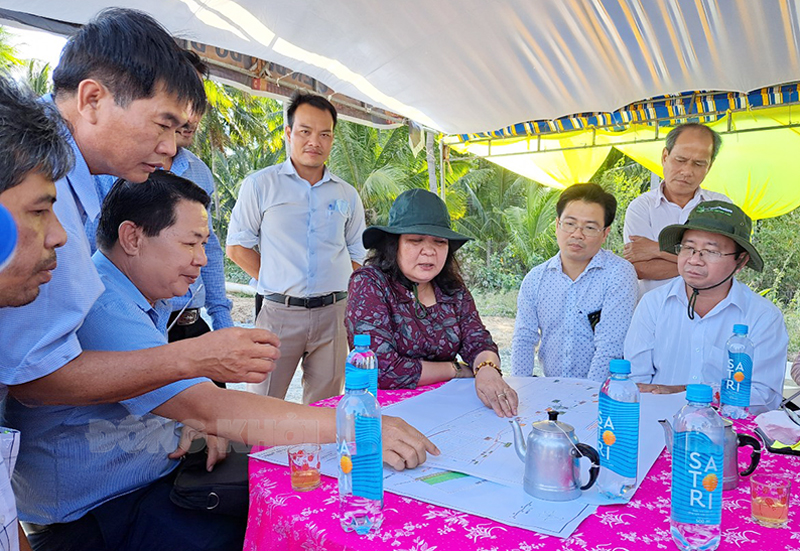 Phó bí thư Thường trực Tỉnh ủy - Chủ tịch HĐND tỉnh Hồ Thị Hoàng Yến làm việc với Chủ đầu tư và các đơn vị thi công tại Khu công nghiệp Phú Thuận.