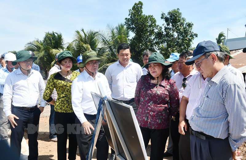 Phó bí thư Thường trực Tỉnh ủy - Chủ tịch HĐND tỉnh Hồ Thị Hoàng Yến khảo sát xây dựng bờ kè xã Tam Hiệp.
