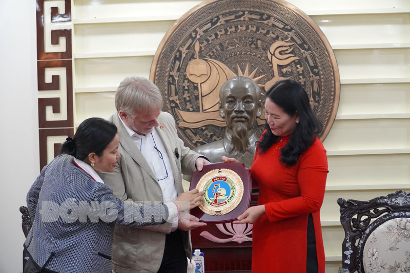 Phó chủ tịch UBND tỉnh Nguyễn Thị Bé Mười tặng và giới thiệu biểu trưng của tỉnh cho đại diện đoàn công tác