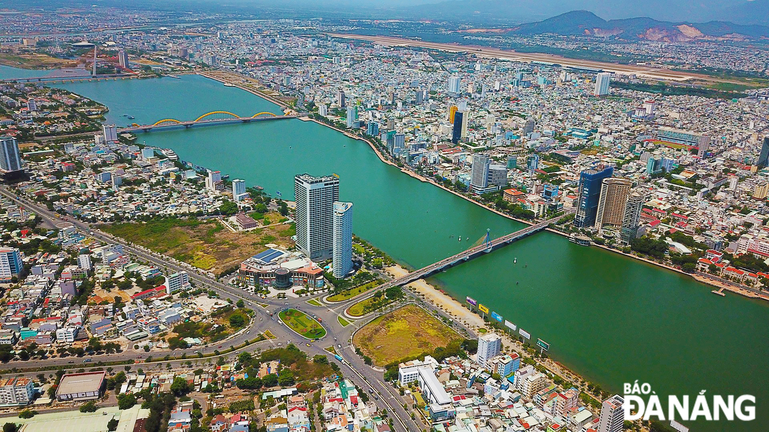 Sông Hàn như dải lụa xanh giữa lòng đô thị Đà Nẵng. Ảnh: GIA PHÚC