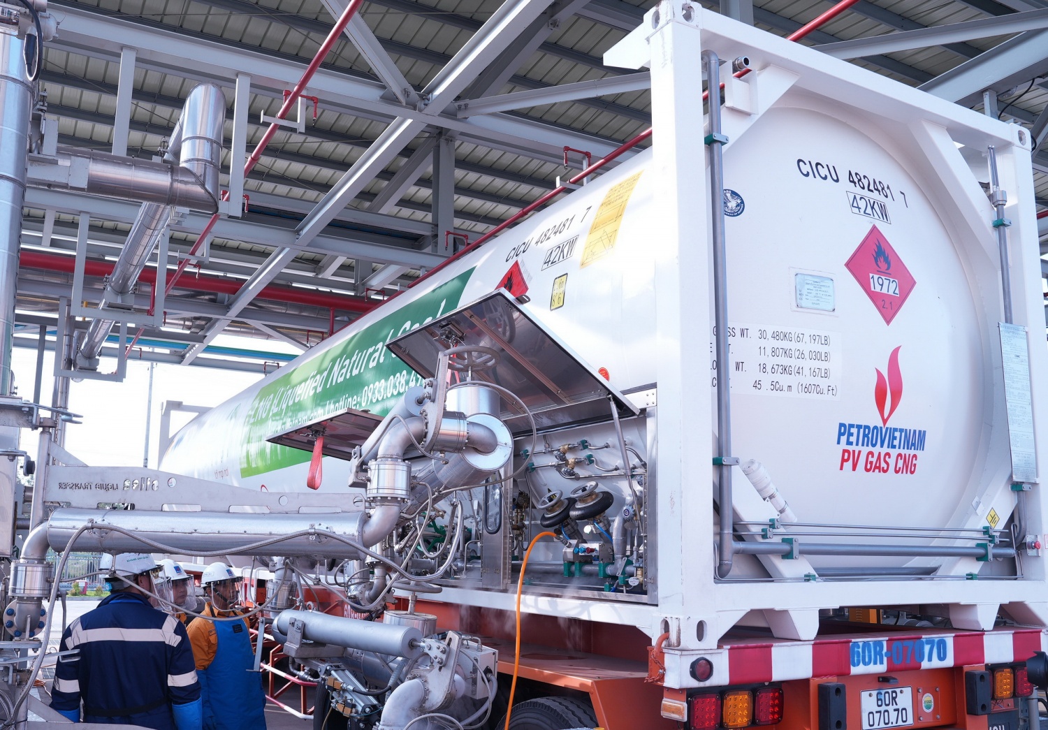 Nạp khí từ kho chứa LNG vào xe bồn chuyên dụng