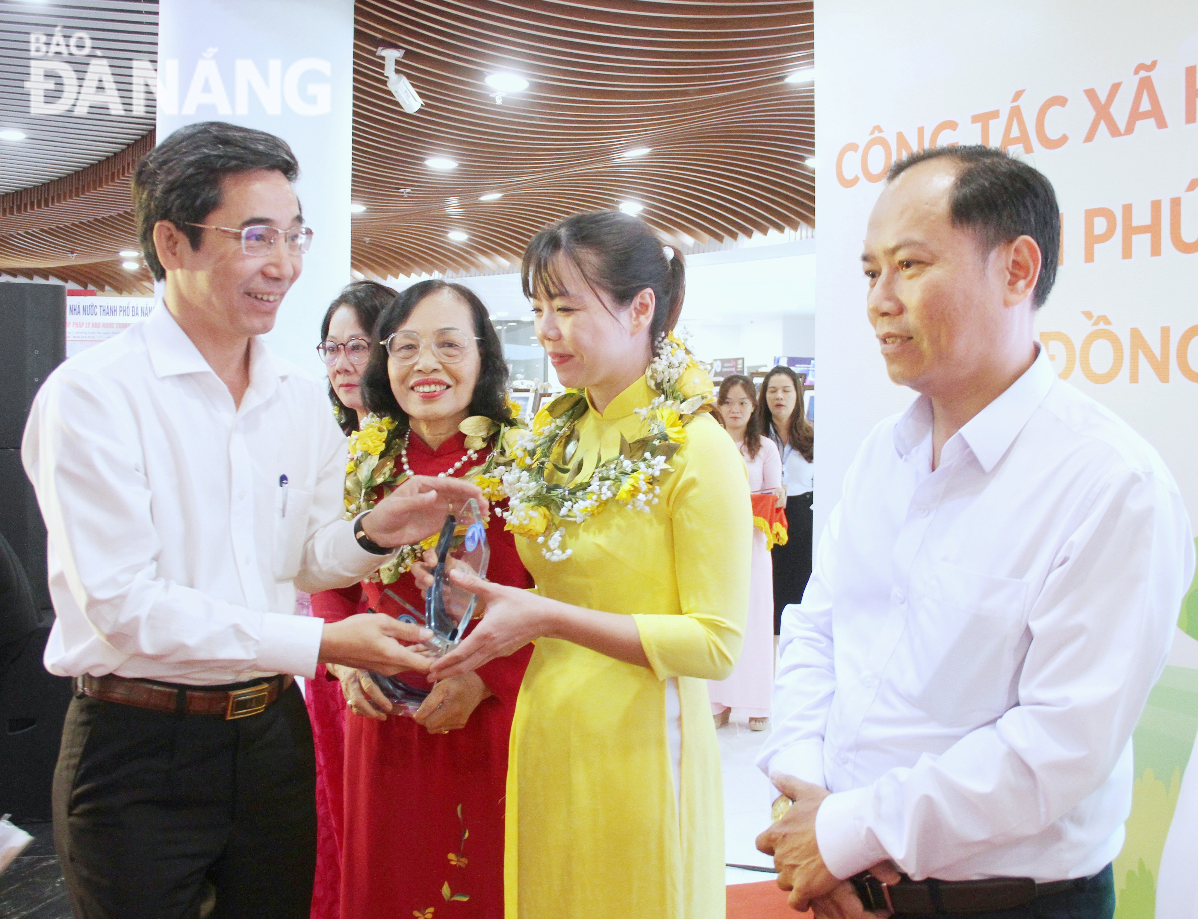 Phó Chủ tịch UBND thành phố Trần Chí Cường tặng hoa và biểu trưng cho các cá nhân có nhiều đóng góp cho công tác xã hội. Ảnh: L.P