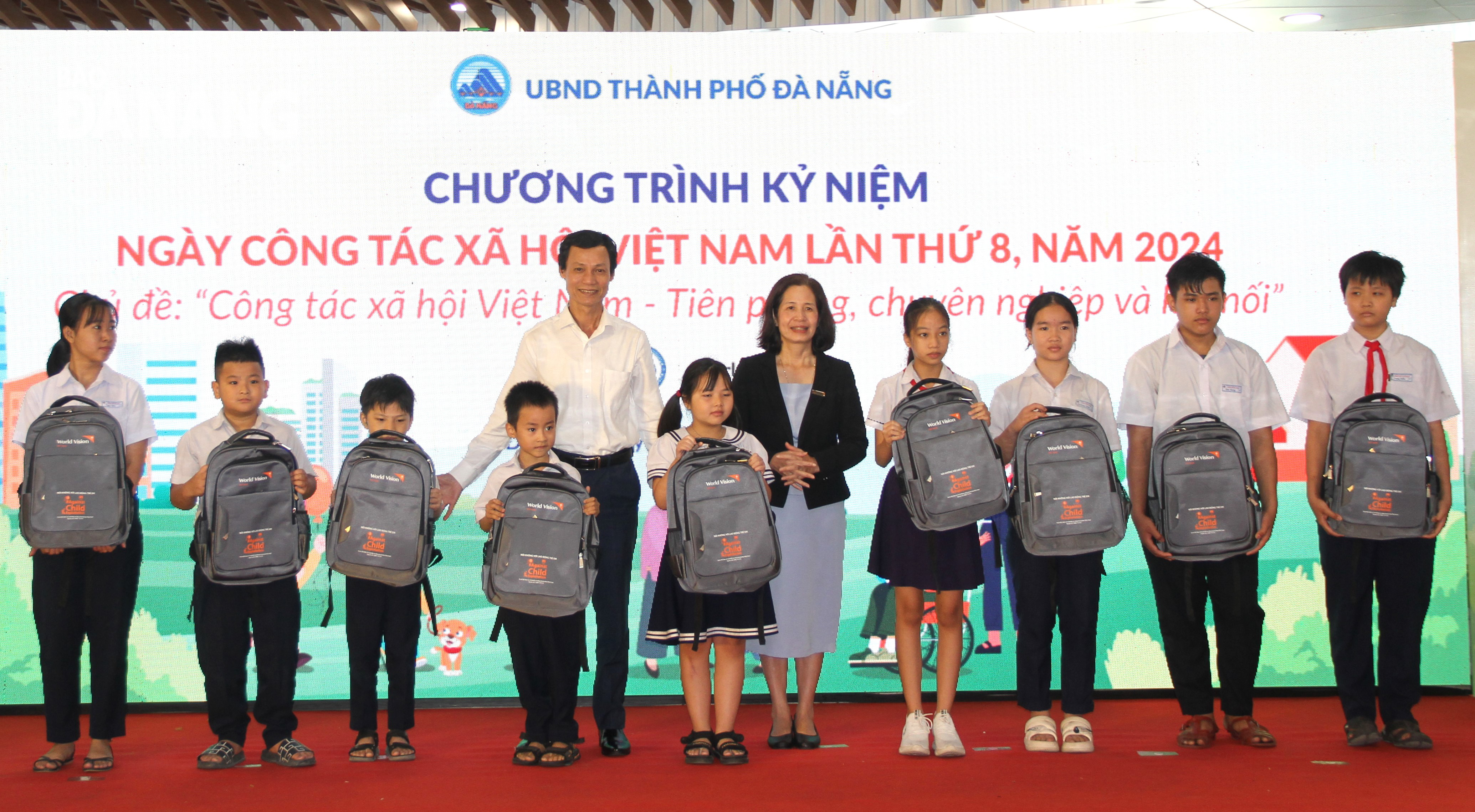 Đại diện lãnh đạo thành phố tặng quà cho trẻ em có hoàn cảnh đặc biệt khó khăn trên địa bàn quận Hải Châu. Ảnh: L.P