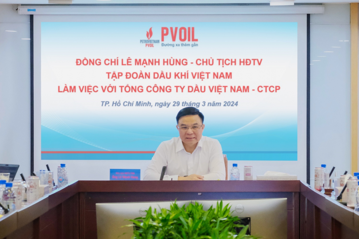 Ông Lê Mạnh Hùng – Chủ tịch HĐTV Tập đoàn Dầu khí Việt Nam chủ trì buổi làm việc
