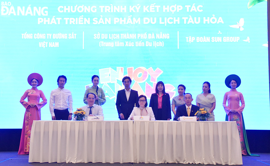 Phó Chủ tịch UBND thành phố Trần Chí Cường chứng kiến đại diện ngành du lịch ký kết hợp tác với các đơn vị trong việc vận chuyển, thu hút khách đến Đà Nẵng.