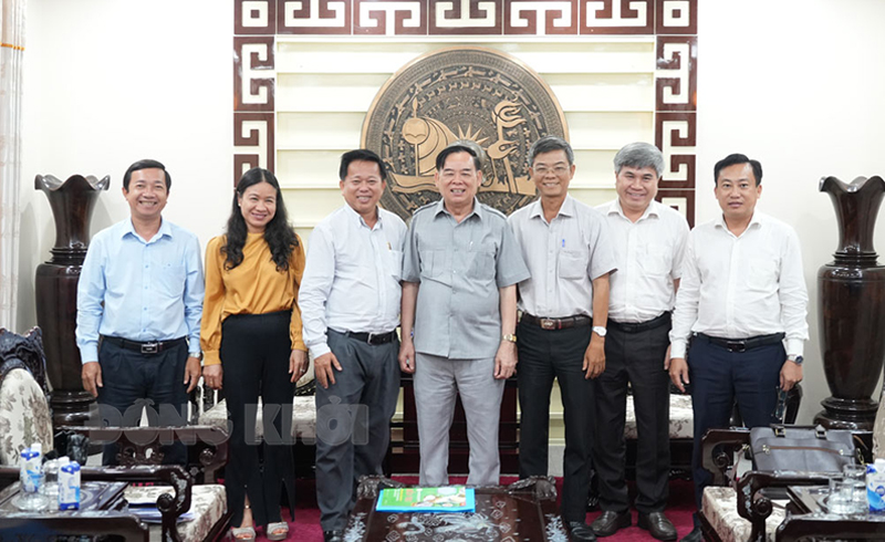 Chủ tịch UBND tỉnh Trần Ngọc Tam cùng đại biểu chụp ảnh lưu niệm tại buổi tiếp và làm việc với Công ty TNHH Thiên Định.