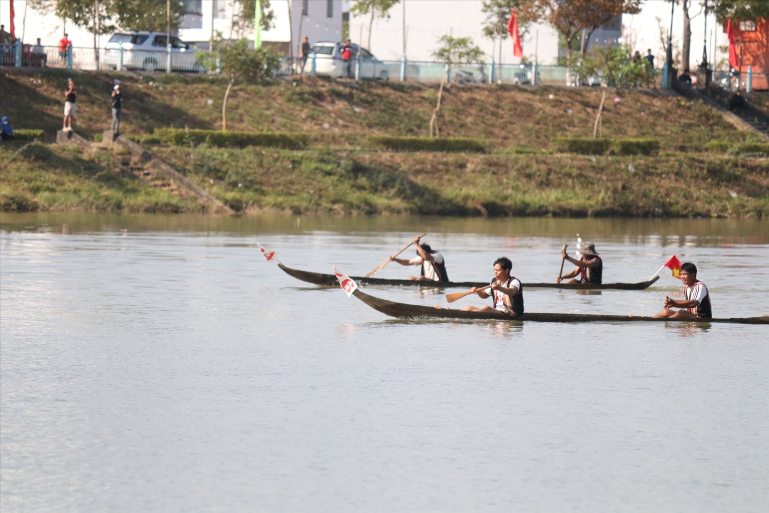 Kon Tum: Sôi nổi Giải đua thuyền độc mộc trên sông Đăk Bla