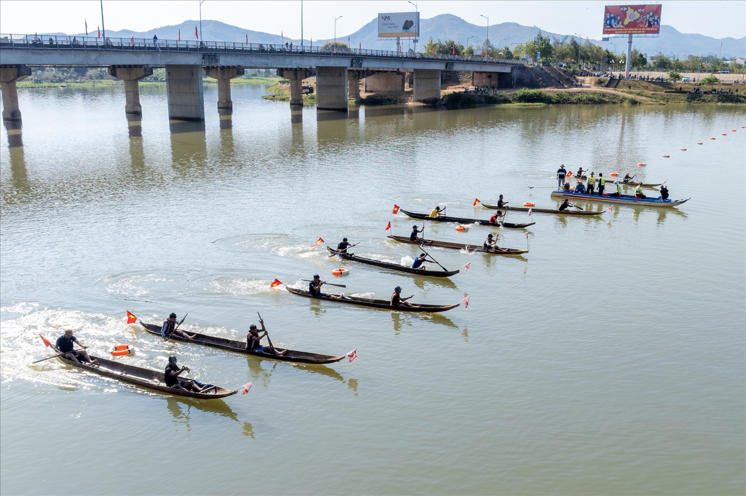 Kon Tum: Sôi nổi Giải đua thuyền độc mộc trên sông Đăk Bla