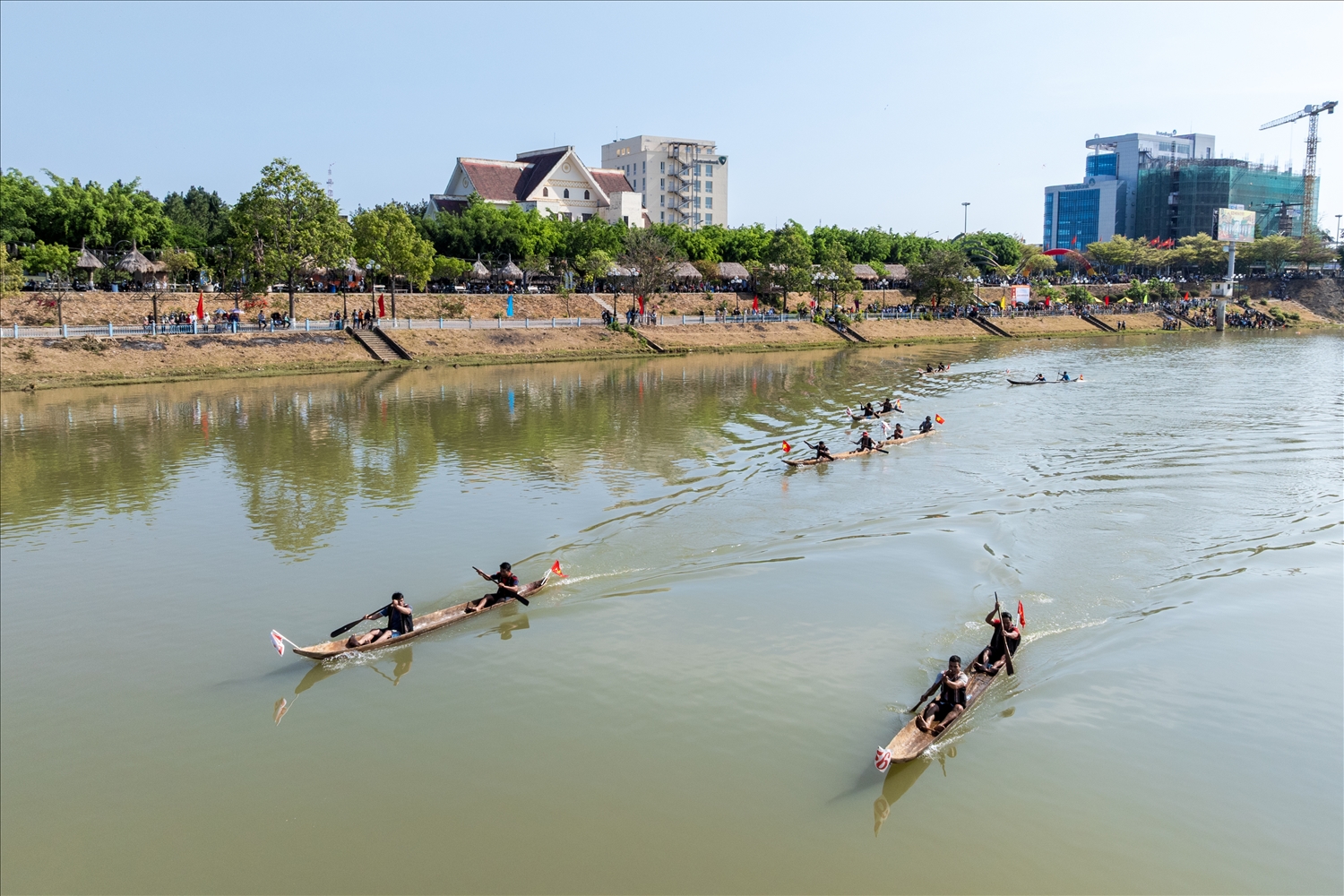 Kon Tum: Sôi nổi Giải đua thuyền độc mộc trên sông Đăk Bla