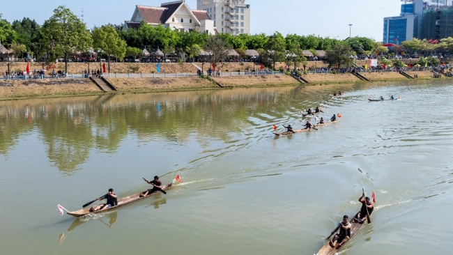 Kon Tum: Sôi nổi Giải đua thuyền độc mộc trên sông Đăk Bla