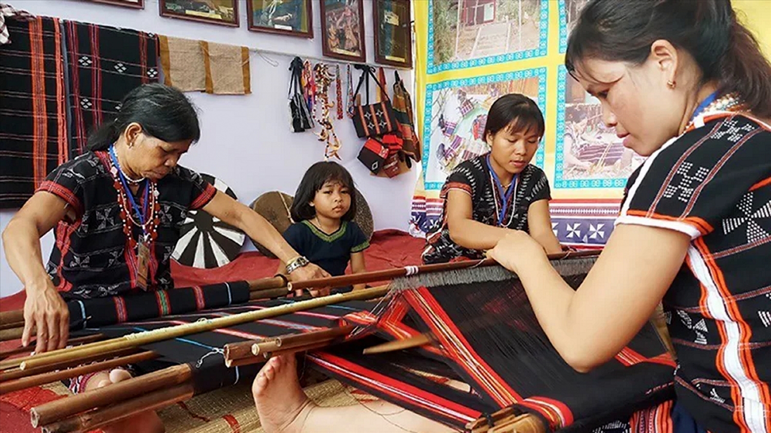 Sắc màu thổ cẩm Tà Bhing