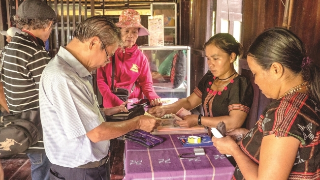 Sắc màu thổ cẩm Tà Bhing