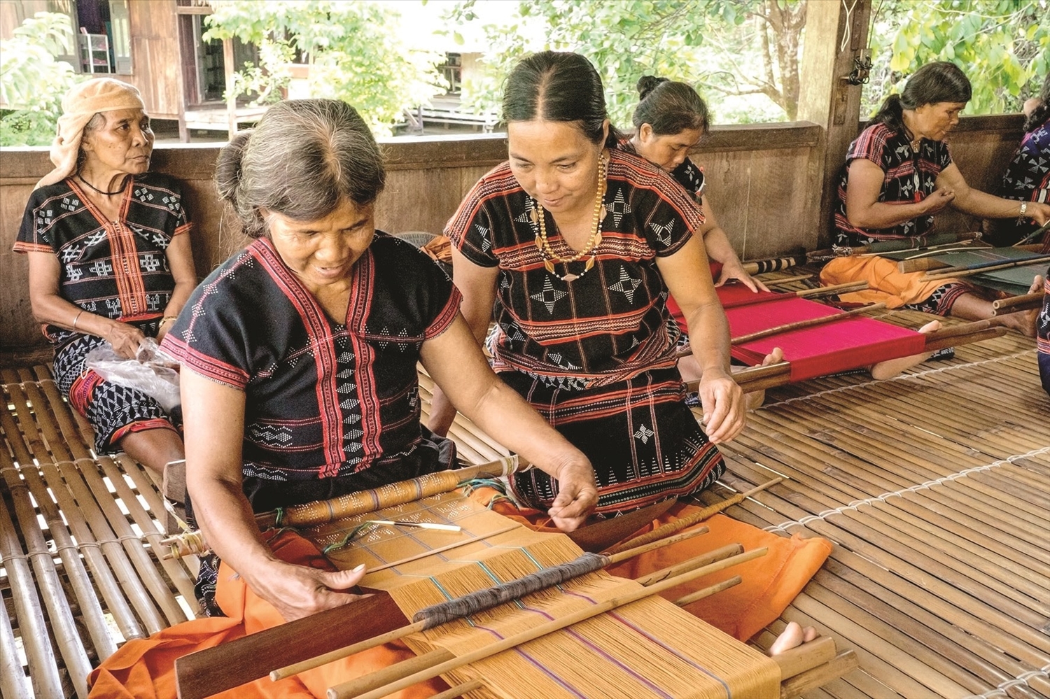 Sắc màu thổ cẩm Tà Bhing