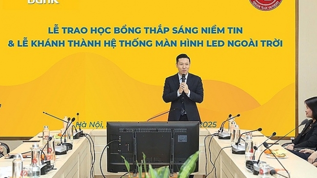 PVcomBank trao tặng học bổng và hệ thống màn hình LED cho trường Đại học Ngoại thương