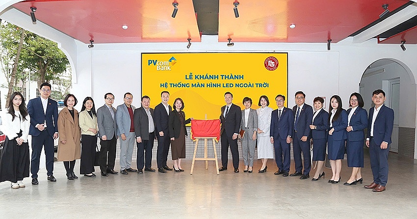PVcomBank trao tặng học bổng và hệ thống màn hình LED cho trường Đại học Ngoại thương