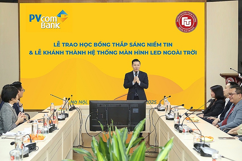 PVcomBank trao tặng học bổng và hệ thống màn hình LED cho trường Đại học Ngoại thương